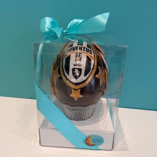 Uova di Pasqua Artigianale al Cioccolato Fondente – Tema Calcio Juventus taglia media