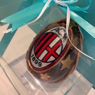 Uova di Pasqua Artigianali al Cioccolato Fondente – Tema Calcio Milan taglia piccola
