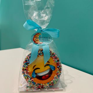 Biscotto artigianale decorato con emoji e granella colorata