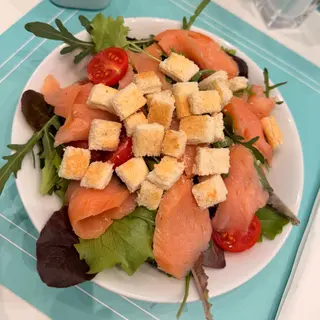 Insalatona al salmone