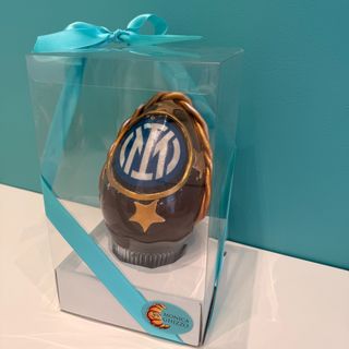 Uova di Pasqua Artigianali al Cioccolato Fondente – Tema Calcio Inter taglia piccola