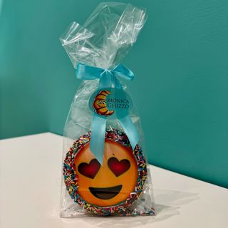 Biscotto artigianale decorato con emoji con occhi a cuore  e granella colorata.