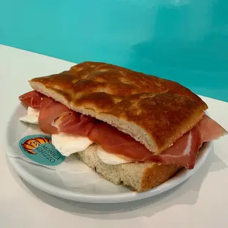 Focaccia Crudo e Mozzarella