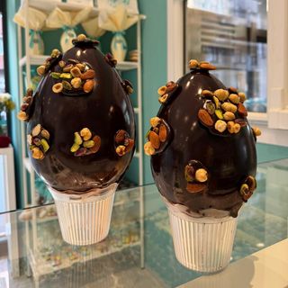 Uovo di Pasqua Artigianale al Cioccolato Fondente con Frutta Secca taglia media