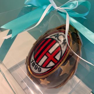 Uova di Pasqua Artigianali al Cioccolato Fondente – Tema Calcio Milan taglia media