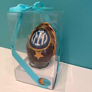 Uova di Pasqua Artigianali al Cioccolato Fondente – Tema Calcio Inter taglia media
