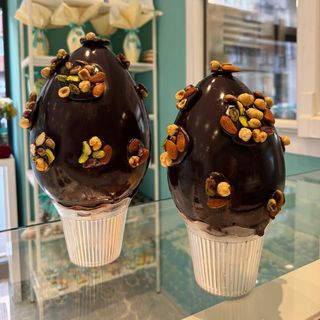 Uovo di Pasqua Artigianale al Cioccolato Fondente con Frutta Secca taglia  piccola