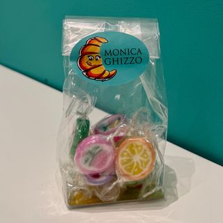 Caramelle assortite alla frutta confezionate in sacchettino regalo.