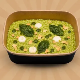 Risotto con pesto di basilico e limone, mascarpone e petali di mandorle tostate