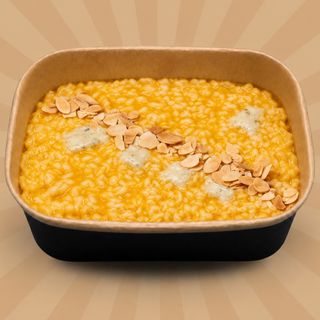 Risotto alla zucca con crema di gorgonzola e petali di mandorle tostate