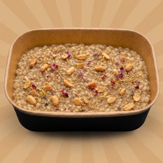 Risotto vegano con castagne, polvere di funghi disidratati e arachidi salate e tostate