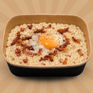 Risotto alla carbonara con guanciale croccante, pecorino e ovetto a bassa temperatura