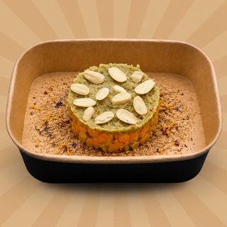 Medaglione di zucca con porri stufati, polvere di funghi e petali di mandorle tostate.