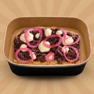Crostino gourmet con radicchio brasato, crema di gorgonzola e cipolla agrodolce