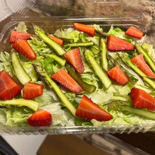 Insalata verde,asparagi,fragole