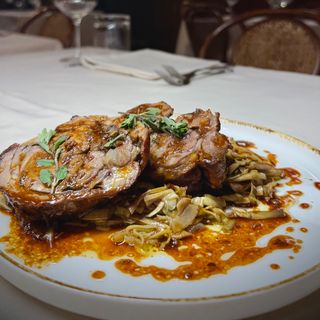 Agnello al forno con carciofi saltati