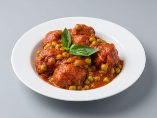 Polpette di carne con sugo e piselli