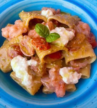 Pacchero con scampi, gambero rosso, pesto
