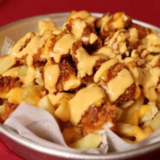 Patatine con tender di pollo croccante e salsa cheddar