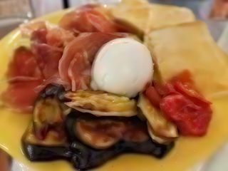 Caprese di bufala con prosciutto crudo amatriciano