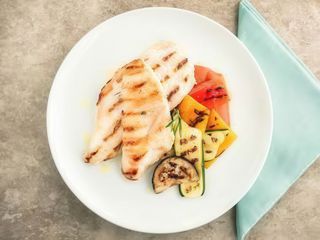 Petto di pollo ai ferri con verdure del giorno