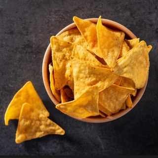 Nachos con chili e cheddar
