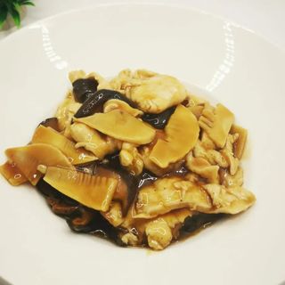 Pollo saltati con bambù funghi