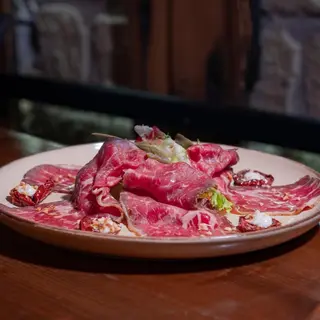 Carpaccio di manzo, melanzane alla griglia, mousse di parmigiano, maionese alla menta  |