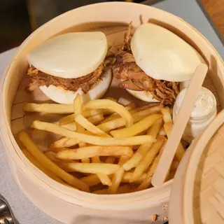 Bao buns con pulled pork, salsa al pepe e patatine stick