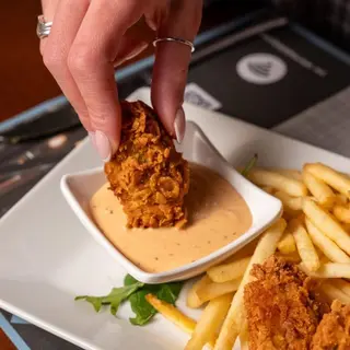 Nuggets di pollo con patatine e salsa affumicata
