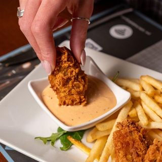 Nuggets di pollo con patatine e salsa affumicata