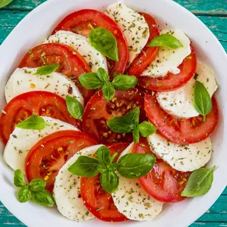 LA NOSTRA CAPRESE | Bocconcino di bufala fritto su croccante di pomodoro e pesto di basilico