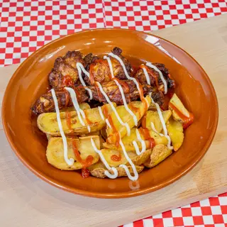 Alette di pollo con patatine fritte