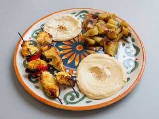 Patate al forno, shish tawoa, crema di ceci, crema di melanzane