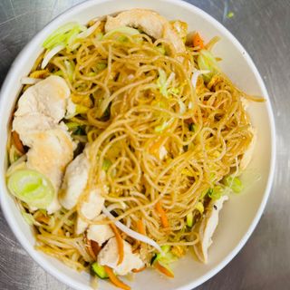 Spaghetti di riso con pollo