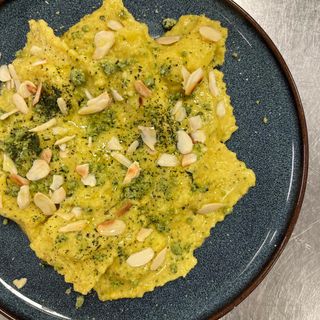 TORTELLI DI PATATE CON CREMA DI PEPERONI GIALLI, PECORINO AROMATIZZATO AL BASILICO E MANDORLE TOSTATE