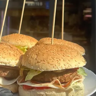 2 Panini burger +Bécon e formaggio acqua omaggio