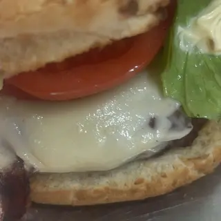 Panino hamburger bacon formaggio insalata pomodori maio