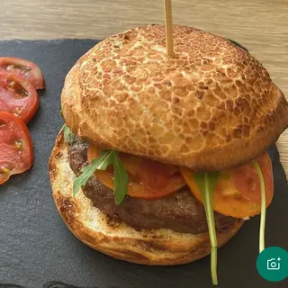Panino burger insalata pomodori
