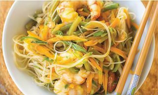 4.Spaghetti di riso con gamberi e verdure