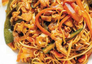 5.Spaghetti di riso con pollo e verdure
