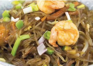 6.Spaghetti di soia con gamberi e verdure