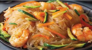 7.Spaghetti di soia con gamberi e verdure piccante