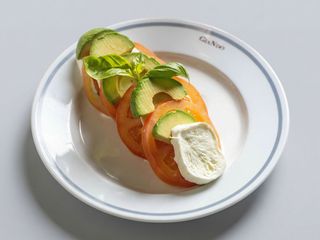 Caprese con avocado