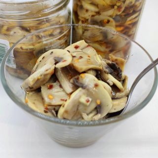 Funghi champignon tagliati e conditi alla contadina dolci