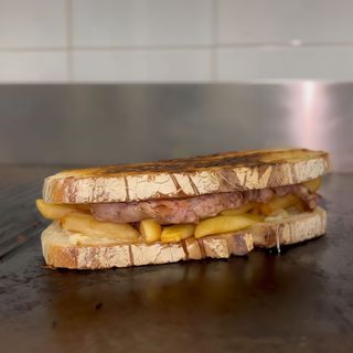 Zingara - Salsiccia, provola e patatine