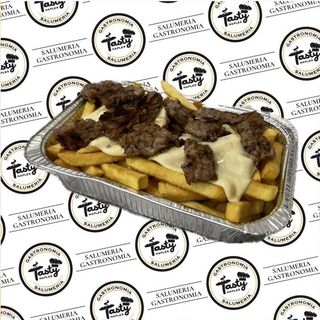 Porzione di Patatine, formaggio e Salsiccia