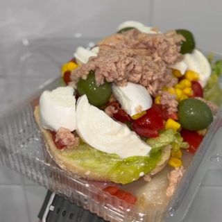 Fresella ~ Tonno, pomodoro, mais, olive, mozzarella e insalata