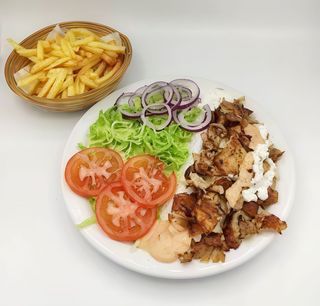 Doner kebap con riso, patate e insalata