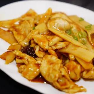 Maiale con bambù e funghi